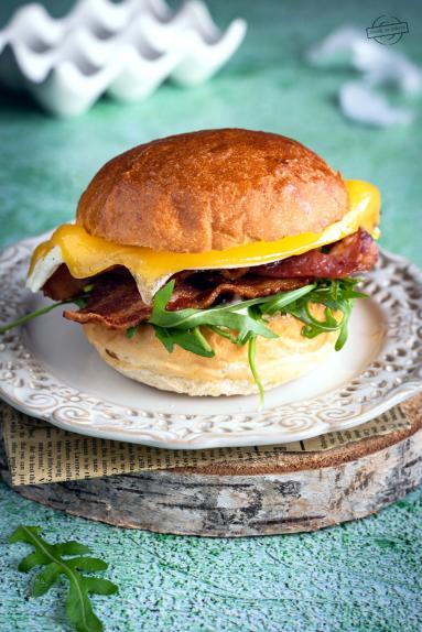 Zdjęcie - Burger z jajem sadzonym - Przepisy kulinarne ze zdjęciami