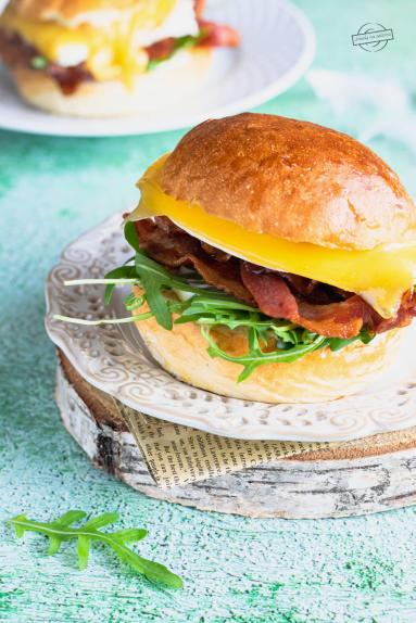 Zdjęcie - Burger z jajem sadzonym - Przepisy kulinarne ze zdjęciami