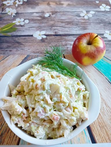 Zdjęcie - Surówka z młodej kapusty z jabłkiem - Przepisy kulinarne ze zdjęciami
