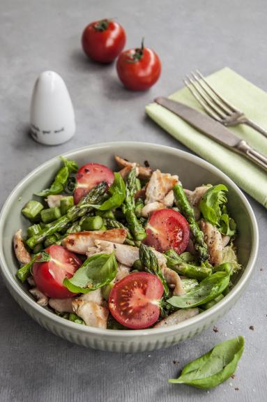 Zdjęcie - Szparagi z kurczakiem i pomidorkami - Przepisy kulinarne ze zdjęciami