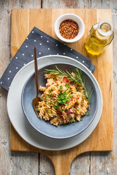 Zdjęcie - Makaron z pieczoną fetą i pomidorami - Przepisy kulinarne ze zdjęciami