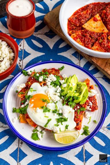 Zdjęcie - Chilaquiles rojos – typowe meksykańskie śniadanie - Przepisy kulinarne ze zdjęciami