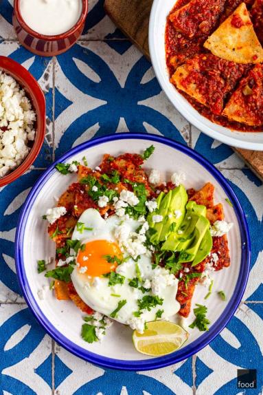 Zdjęcie - Chilaquiles rojos – typowe meksykańskie śniadanie - Przepisy kulinarne ze zdjęciami