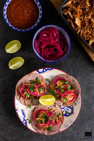 Zdjęcie - Tacos de birria de cerdo – tacos z szarpaną wieprzowiną - Przepisy kulinarne ze zdjęciami