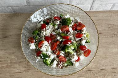 Zdjęcie - Sałatka brokułowa z fetą i pomidorkami - Przepisy kulinarne ze zdjęciami