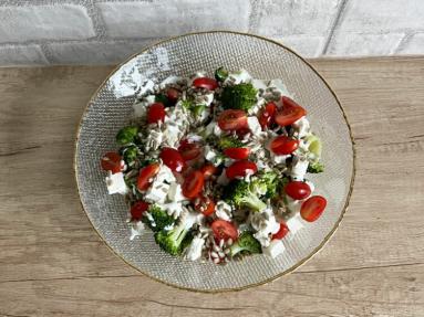 Zdjęcie - Sałatka brokułowa z fetą i pomidorkami - Przepisy kulinarne ze zdjęciami