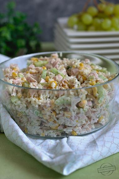 Zdjęcie - Sałatka ryżowa z szynką i ogórkiem - Przepisy kulinarne ze zdjęciami