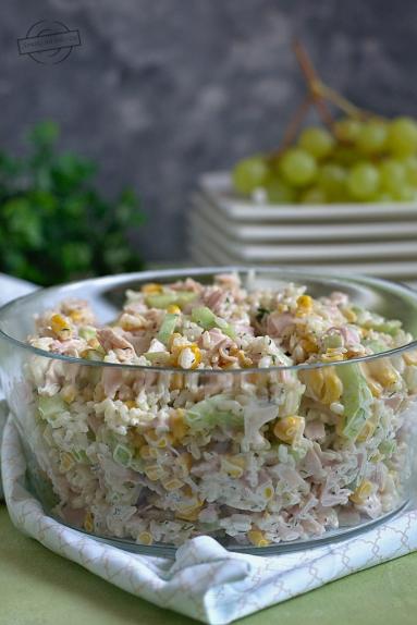 Zdjęcie - Sałatka ryżowa z szynką i ogórkiem - Przepisy kulinarne ze zdjęciami