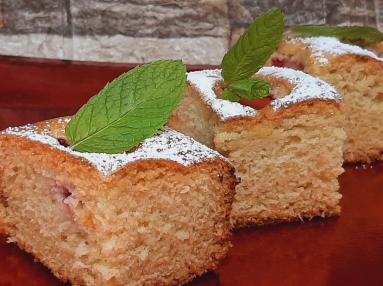 Zdjęcie - Ciasto z truskawkami - szybkie - Przepisy kulinarne ze zdjęciami