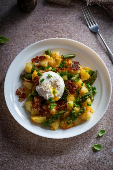 Zdjęcie - Potrawka ziemniaczano-szparagowa z jajem sadzonym - Przepisy kulinarne ze zdjęciami