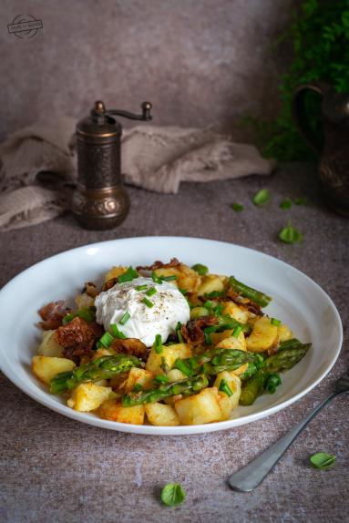 Zdjęcie - Potrawka ziemniaczano-szparagowa z jajem sadzonym - Przepisy kulinarne ze zdjęciami