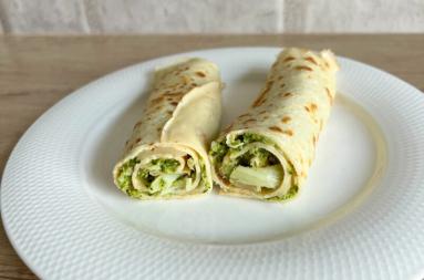 Zdjęcie - Naleśniki z brokułami i serem żółtym - Przepisy kulinarne ze zdjęciami