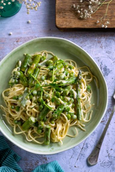 Zdjęcie - Makaron z groszkiem i szparagami w sosie serowym - Przepisy kulinarne ze zdjęciami