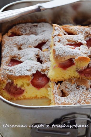 Zdjęcie - Lekkie ciasto z truskawkami - Napiecyku - Przepisy kulinarne ze zdjęciami