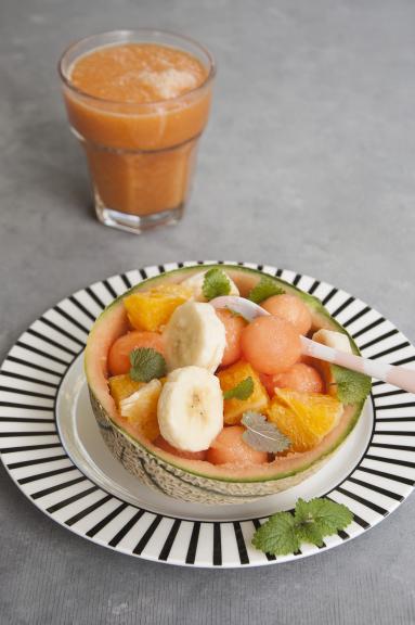 Zdjęcie - Sałatka owocowa z melonem i pomarańczą - Przepisy kulinarne ze zdjęciami