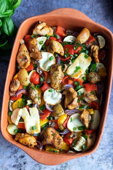 Zdjęcie - Udka z kurczaka pieczone z warzywami - Przepisy kulinarne ze zdjęciami