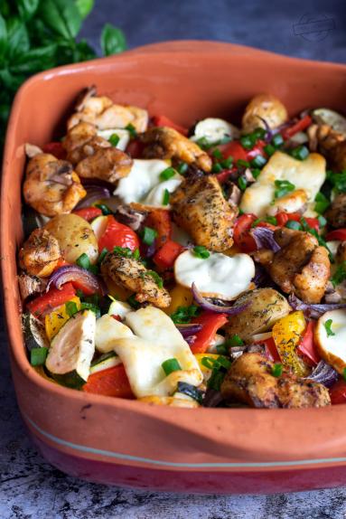 Zdjęcie - Udka z kurczaka pieczone z warzywami - Przepisy kulinarne ze zdjęciami