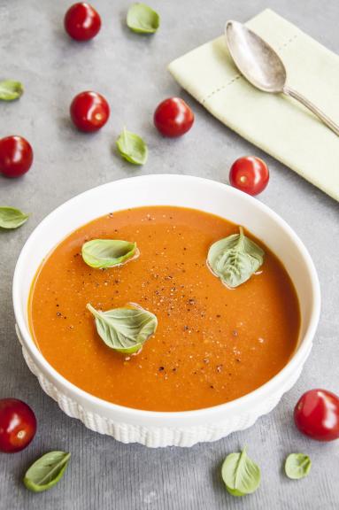 Zdjęcie - Zupa pomidorowa ze świeżych pomidorów - Przepisy kulinarne ze zdjęciami