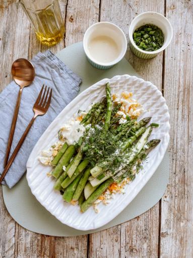 Zdjęcie - Zielone szparagi z jajkiem - Przepisy kulinarne ze zdjęciami