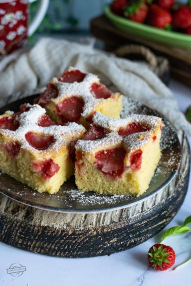 Zdjęcie - Proste ciasto z truskawkami - Przepisy kulinarne ze zdjęciami