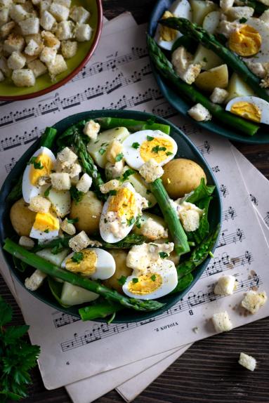 Zdjęcie - Sałatka z ziemniakami, jajkiem i szparagami a’la Cesar - Przepisy kulinarne ze zdjęciami
