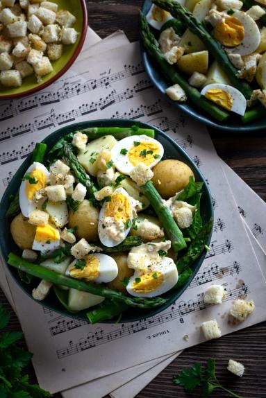 Zdjęcie - Sałatka z ziemniakami, jajkiem i szparagami a’la Cesar - Przepisy kulinarne ze zdjęciami