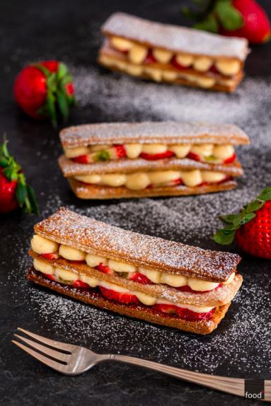 Zdjęcie - Millefeuille z truskawkami i kremem waniliowym - Przepisy kulinarne ze zdjęciami