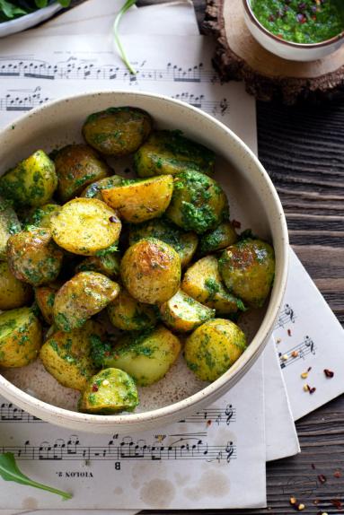 Zdjęcie - Pieczone ziemniaki z zielonym sosem - Przepisy kulinarne ze zdjęciami
