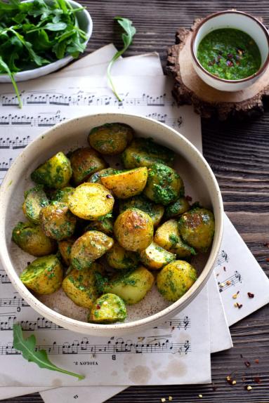 Zdjęcie - Pieczone ziemniaki z zielonym sosem - Przepisy kulinarne ze zdjęciami