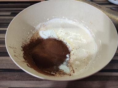 Zdjęcie - Biszkopt z kremem karmelowo czekoladowym. - Przepisy kulinarne ze zdjęciami