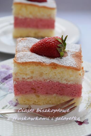 Zdjęcie - Ciasto biszkoptowe z masą truskawkową - Napiecyku - Przepisy kulinarne ze zdjęciami