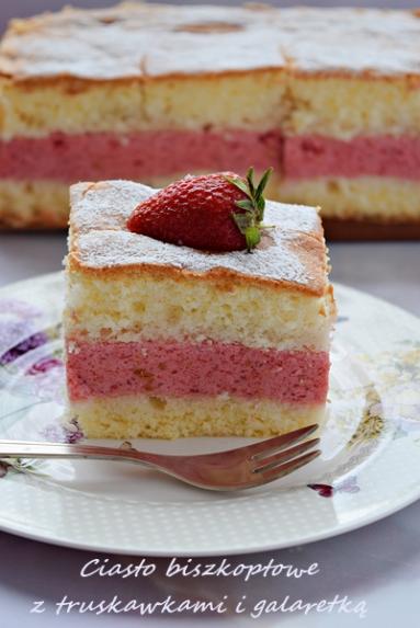 Zdjęcie - Ciasto biszkoptowe z masą truskawkową - Napiecyku - Przepisy kulinarne ze zdjęciami