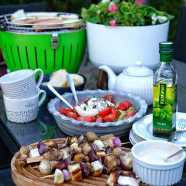 Zdjęcie - Wege grill: szaszłyki z pieczarkami, cebulą i serem oraz pomidorowa sałatka - Przepisy kulinarne ze zdjęciami