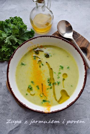 Zdjęcie - Kremowa zupa z porem i jarmużem - Napiecyku - Przepisy kulinarne ze zdjęciami