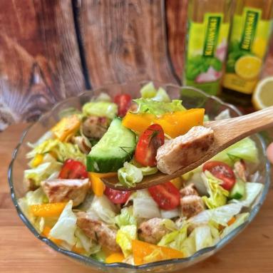 Zdjęcie - Grillowana polędwica z indyka z warzywami i dressingiem koperkowym - Przepisy kulinarne ze zdjęciami