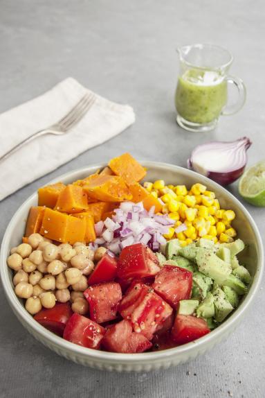 Zdjęcie - Sałatka z ciecierzycą i warzywami - Przepisy kulinarne ze zdjęciami