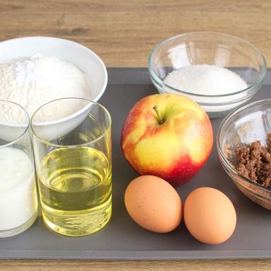 Zdjęcie - Ciasto jogurtowe na oleju z jabłkami i cynamonem - Przepisy kulinarne ze zdjęciami