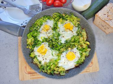 Zdjęcie - Jajka z cuknią - pyszny pomysł na śniadanie - Przepisy kulinarne ze zdjęciami