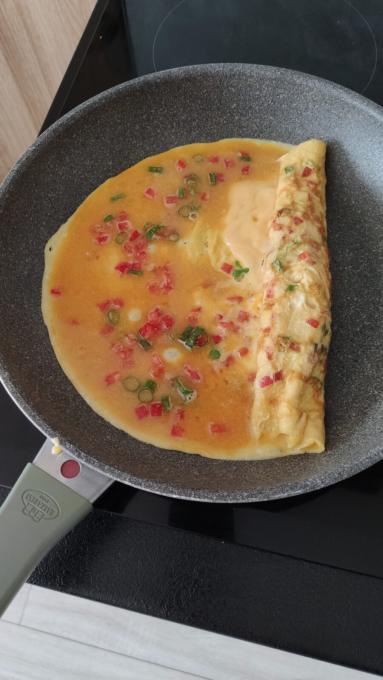 Zdjęcie - Omlet rolowany z szynką i serem - Przepisy kulinarne ze zdjęciami