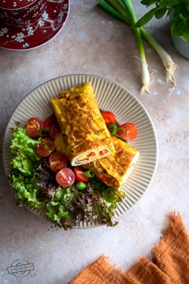 Zdjęcie - Omlet rolowany z szynką i serem - Przepisy kulinarne ze zdjęciami