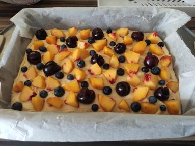 Zdjęcie - Ciasto ucierane z owocami i kruszonką. - Przepisy kulinarne ze zdjęciami