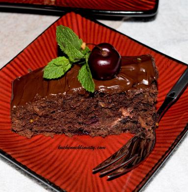 Zdjęcie - Ciasto czekoladowe z cukinią i czereśniami - Przepisy kulinarne ze zdjęciami