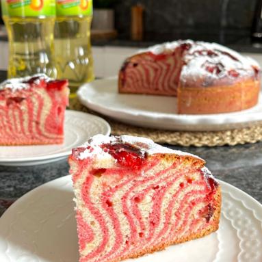 Zdjęcie - Różowa zebra z truskawkami - Przepisy kulinarne ze zdjęciami