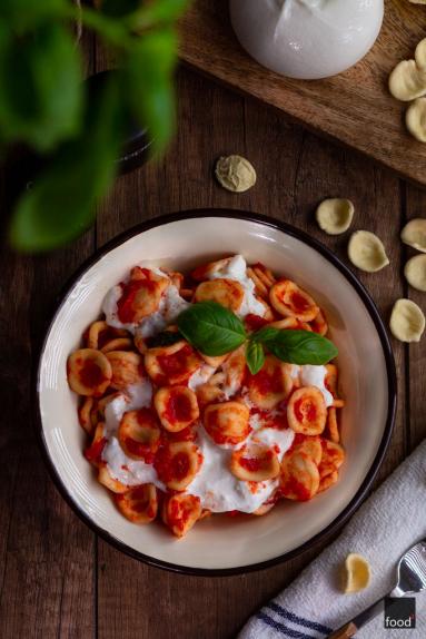 Zdjęcie - Orecchiette z pomidorami i burratą - Przepisy kulinarne ze zdjęciami