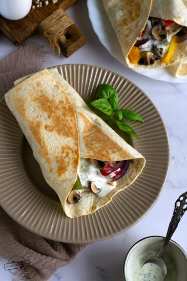 Zdjęcie - Tortilla z pieczonymi warzywami i serem halloumi - Przepisy kulinarne ze zdjęciami
