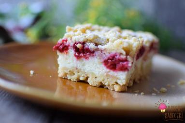 Zdjęcie - Ciasto z malinami i waniliową pianką - Przepisy kulinarne ze zdjęciami