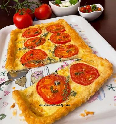 Zdjęcie - Tarta serowa z pomidorami - Przepisy kulinarne ze zdjęciami