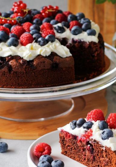 Zdjęcie - Ciasto czekoladowe z owocami sezonowymi i bitą śmietaną - Przepisy kulinarne ze zdjęciami