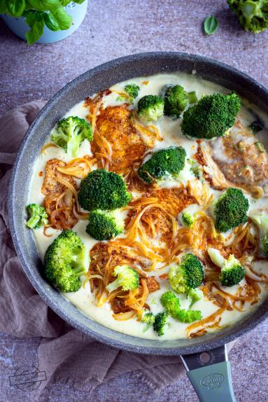 Zdjęcie - Kurczak z brokułami w sosie musztardowym - Przepisy kulinarne ze zdjęciami