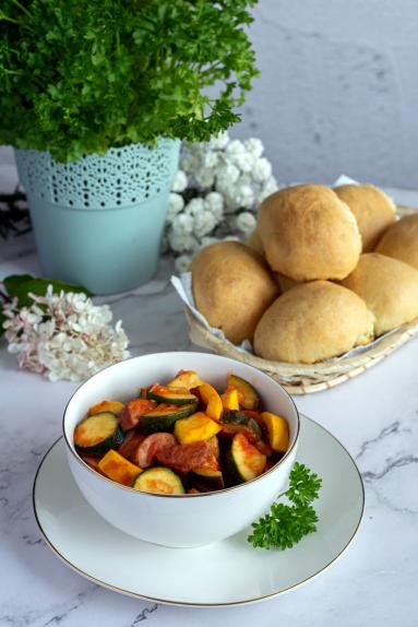 Zdjęcie - Bigos z cukinii z kiełbasą - Przepisy kulinarne ze zdjęciami